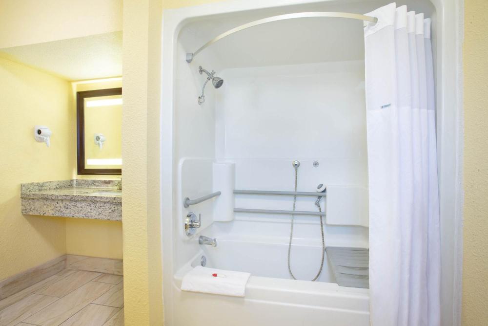 King Room - Mobility Accessible/Non-Smoking interior